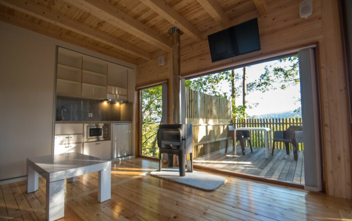 5 cabañas en árboles con chimenea